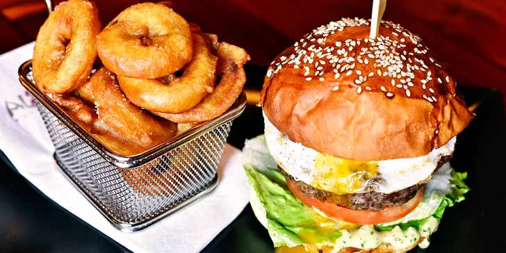 Nabité masové i vege-burgery v stylovém podniku s hranolky nebo cib. kroužky
