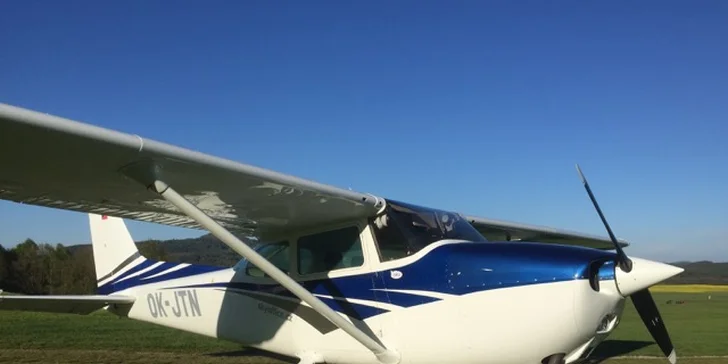 V oblacích: pilotujte letoun Cessna 172 a vezměte s sebou až dva pasažéry