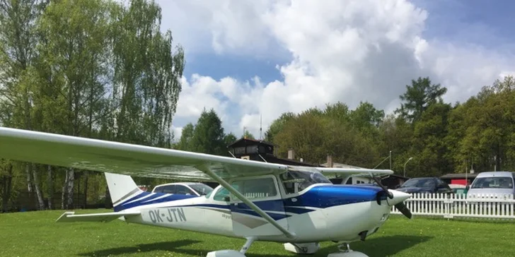 V oblacích: pilotujte letoun Cessna 172 a vezměte s sebou až dva pasažéry