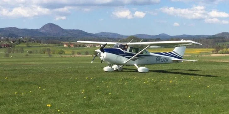 V oblacích: pilotujte letoun Cessna 172 a vezměte s sebou až dva pasažéry