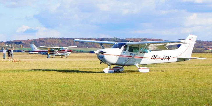 V oblacích: pilotujte letoun Cessna 172 a vezměte s sebou až dva pasažéry