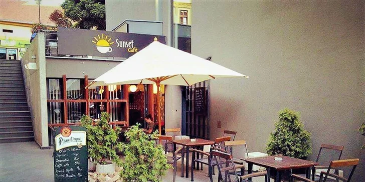 Posezení s partnerem či kamarádkou: lahev vína a tapas pro dva