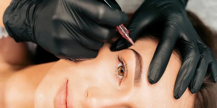 Púdrové obočie v GLAMORA Beauty Salon: Prirodzený permanentný make-up