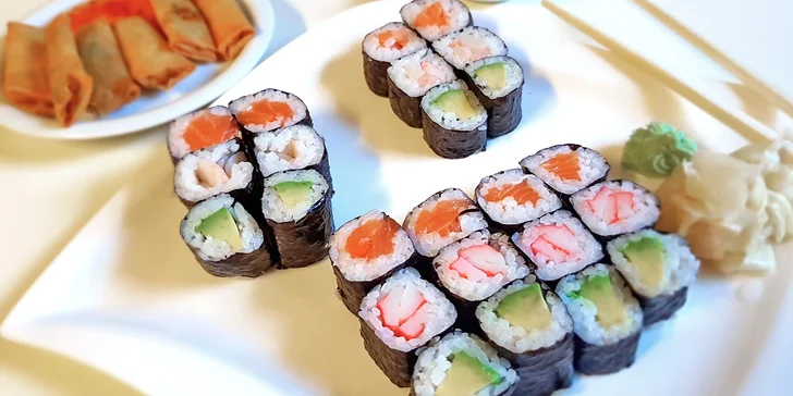 Asijské dobroty s sebou: polévka, 24× sushi maki ve 4 verzích a 6× minizávitek