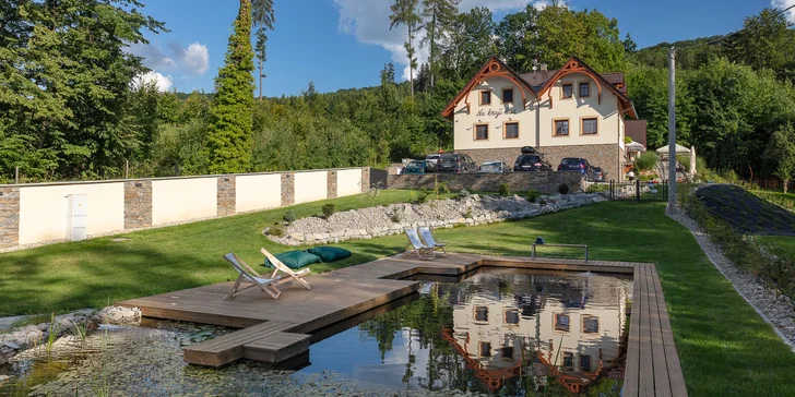 Relaxovat můžete i u jezírka, které k penzionu patří. 