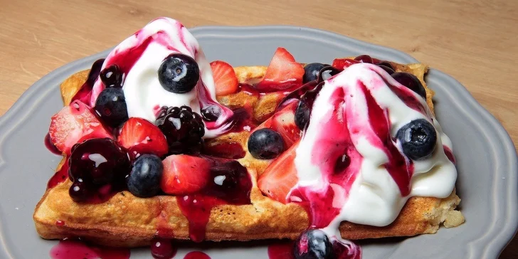 Domáce waffle s mrazeným jogurtom a ovocím
