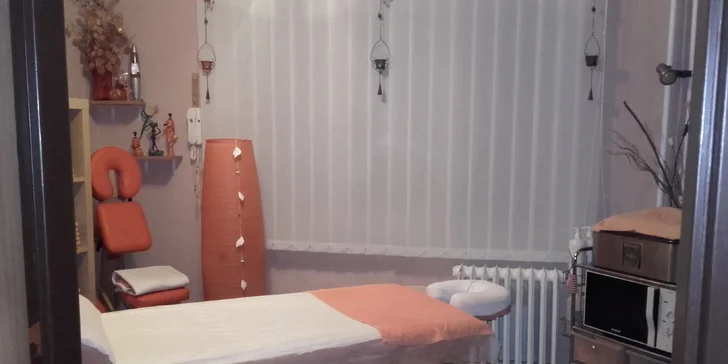 Breussova masáž s třezalkovým zábalem i lávovými kameny