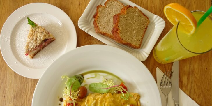 Snídaně plná dobrot: omeleta s domácím chlebem a oranžáda i dezert k tomu