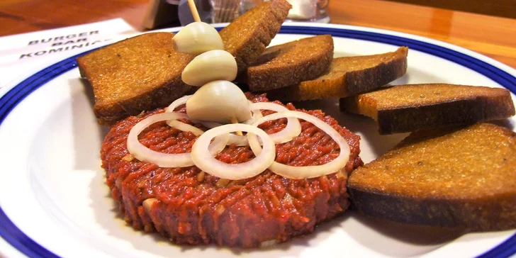 Tatarák z hovězího vysokého roštěnce a topinky: 150 nebo 300 g masa