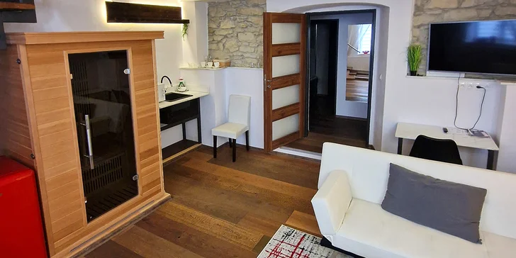 Součástí obou apartmánů je i vlastní infrasauna, kde se pak můžete prohřát, kdykoli se vám zachce. 