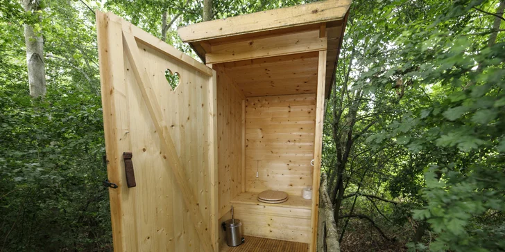 K dispozícii vám bude suchá toaleta pod treehouseom, klasické toalety a sprchy sú potom asi 50 m od domčekov v areáli kempu.