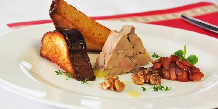 Jako předkrm se podává terinka z foie gras s pečenými jablky a ořechy.