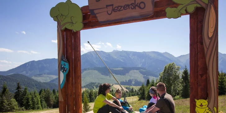 V okolí sa môžete kochať krásou Spišskej Magury, Pienin a Jezerského jazera alebo si naplánovať výlet na plte na Dunajci alebo rafting.