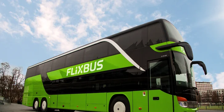 Na palubě je zdarma k dispozici Wi-Fi a nechybí zásuvky pro nabíjení elektronických zařízení.