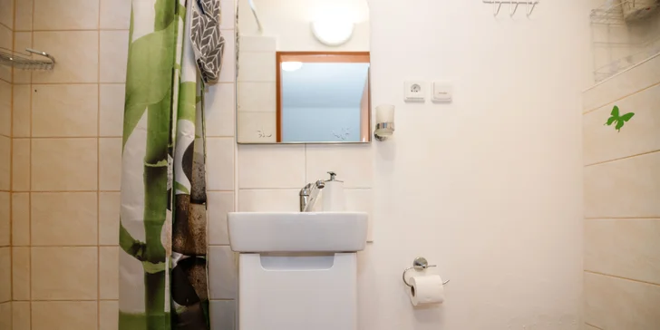 Každý pokoj má vlastní koupelnu se sprchou a WC.