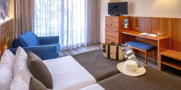Pokoje mají koupelnu, Wi-Fi připojení, TV, trezor, klimatizaci i balkon.