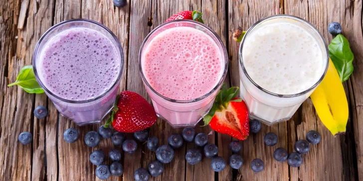 Něco šíleně dobrého – kelímek smažené zmrzliny nebo ovocné smoothies