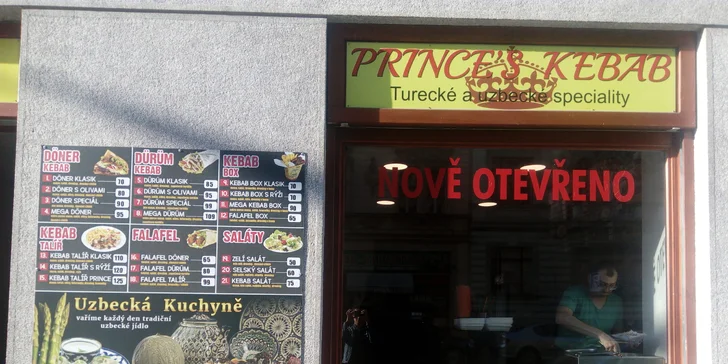 Tradiční kebab v domácím chlebu nebo tortille