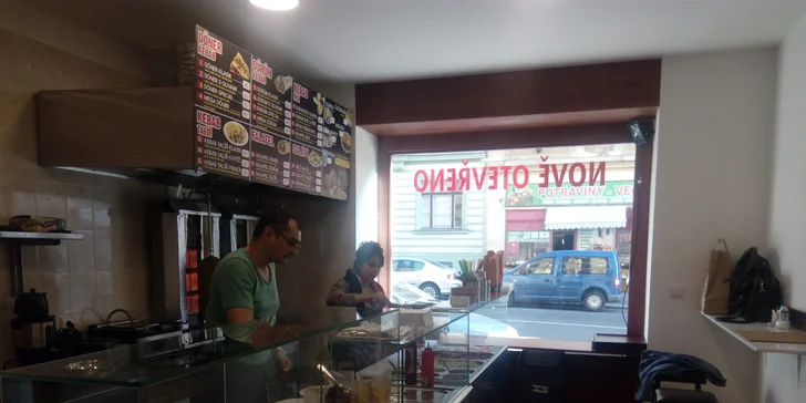 Tradiční kebab v domácím chlebu nebo tortille