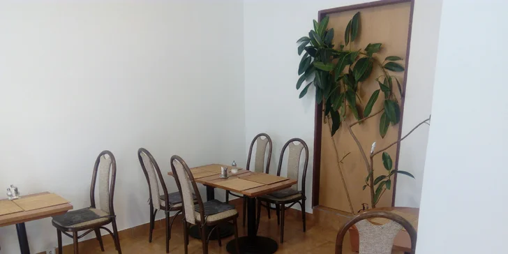 Tradiční kebab v domácím chlebu nebo tortille