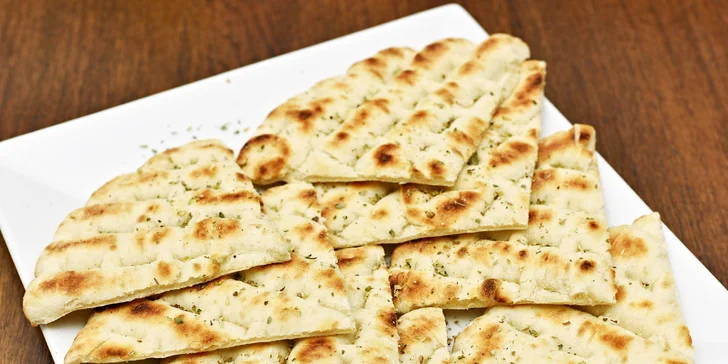 Ochutnejte Řecko u Vltavy: Slávky na víně a bylinkách, pita chléb a tzatziki