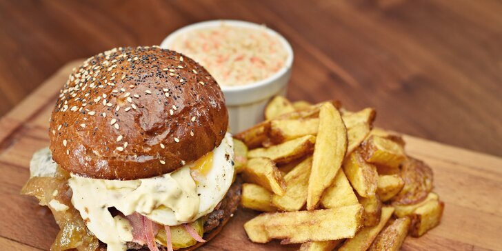Na jídlo do Žebírkova: naducaný hovězí burger, porce hranolků i Coleslaw