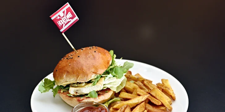 Když hlad zavolá, jde se do Hoppallaaa: burger a hranolky pro 1 nebo 2 osoby