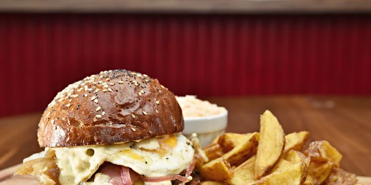 Na jídlo do Žebírkova: naducaný hovězí burger, porce hranolků i Coleslaw