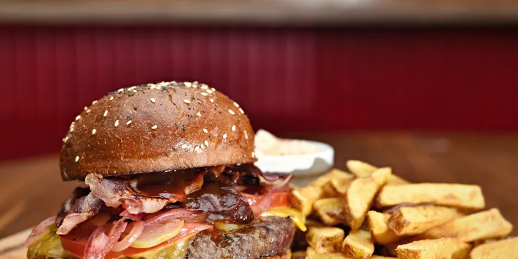 Na jídlo do Žebírkova: naducaný hovězí burger, porce hranolků i Coleslaw