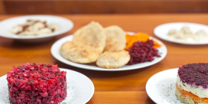 Menu plné ruských a ukrajinských specialit: pelmeně, pěrohy, vareniky a další