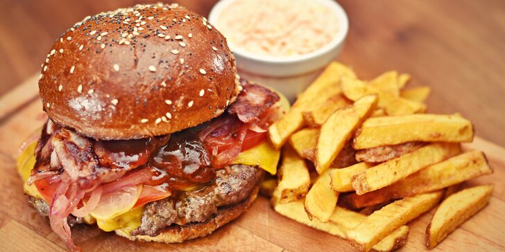 Na jídlo do Žebírkova: naducaný hovězí burger, porce hranolků i Coleslaw
