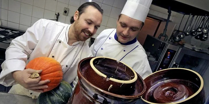 V kuchyni se zkušeně ohání pravnuk Jaroslava Haška. Vaří tu české speciality z lokálních zdrojů.