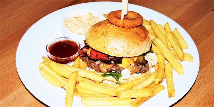 Hovězí, kuřecí nebo vegetariánský burger a porce hranolků v restauraci Grand Prix