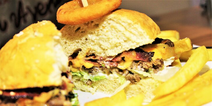 Hovězí, kuřecí nebo vegetariánský burger a porce hranolků v restauraci Grand Prix