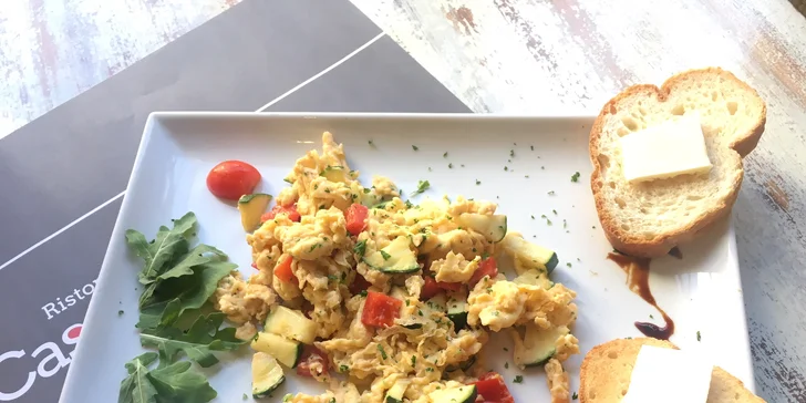 Dobré ráno od Karlova mostu – sladká nebo slaná snídaně, káva a čerstvý džus