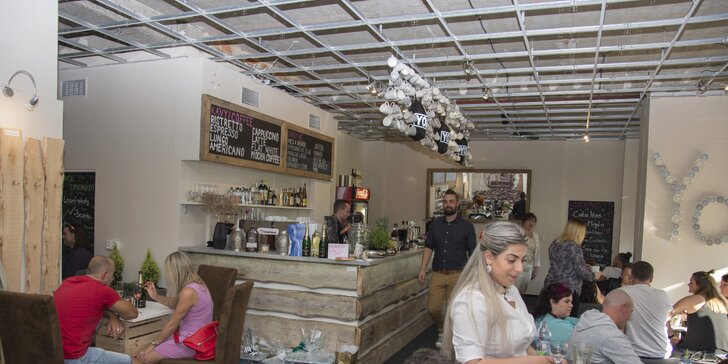 Kuřecí nebo vegetariánská tortilla a Kofola v kavárně s designovým interiérem