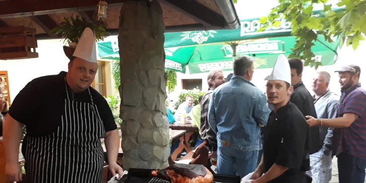 Je sem bezbariérový přístup a najdete tu třeba i dětské hřiště. 