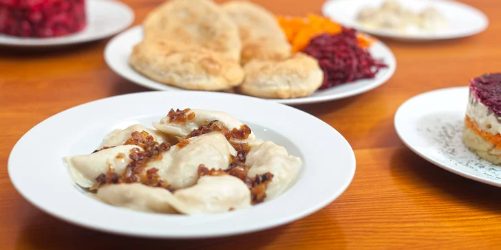 Menu plné ruských a ukrajinských specialit: pelmeně, pěrohy, vareniky a další
