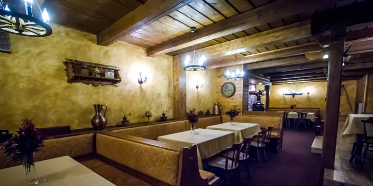 Večeře ve stylové restauraci Salaš: hořící meč s panenkou a kuřecím masem, brambory a štrúdl
