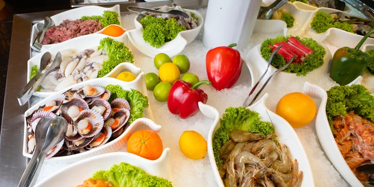Vybrať si môžete z ponuky hotových jedál na švédskych stoloch alebo vyskúšajte gril-wok – kombináciu hotových jedál, sushi, maki, morských plodov a celej ponuky jedál podľa vlastného výberu s vlastným výberom omáčok pripravovaných na grile alebo woku čínskym majstrom priamo pred vašimi očami.