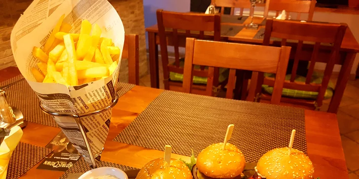 Trojka je šťastné číslo: 3 miniburgery s hovězím masem, hranolky a tatarkou