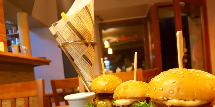 Trojka je šťastné číslo: 3 miniburgery s hovězím masem, hranolky a tatarkou