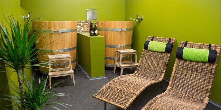 Relax pro dva: pivní koupel v dřevěné kádi, masáž i zábal na ruce a pivo