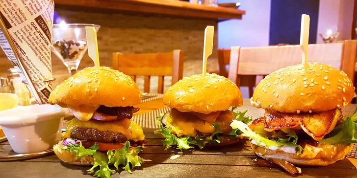 Trojka je šťastné číslo: 3 miniburgery s hovězím masem, hranolky a tatarkou
