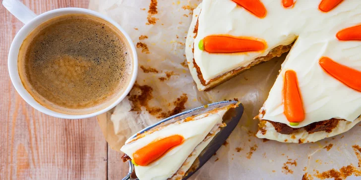 Espresso nebo čokoláda a špaldový nebo bezlepkový medovník či jiný dezert