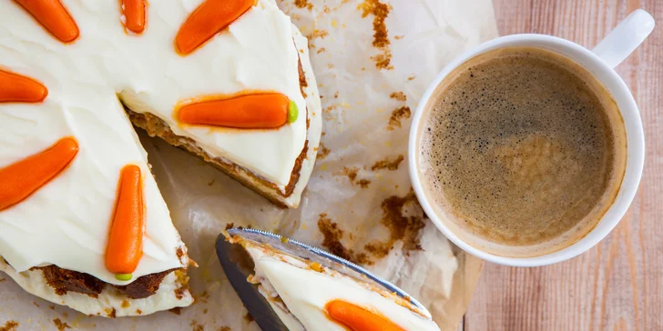 Espresso nebo čokoláda a špaldový nebo bezlepkový medovník či jiný dezert