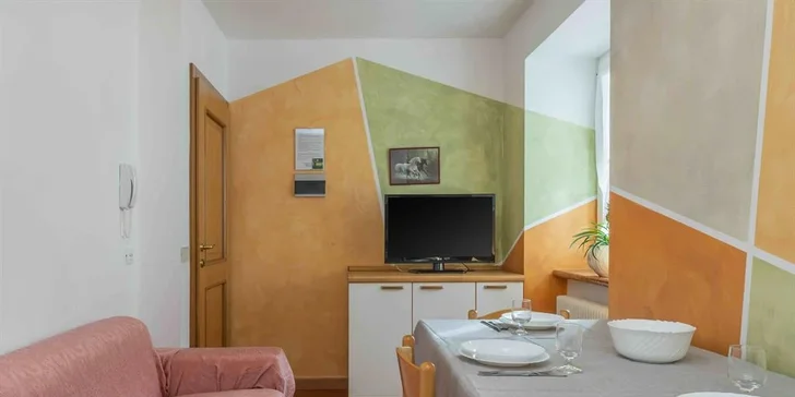 V apartmánech je obývací část s pohovkou, TV a posezením.