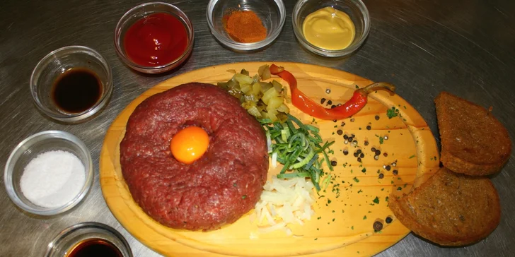 Tatarák s topinkami: pořádná masová hostina v retro baru Metro