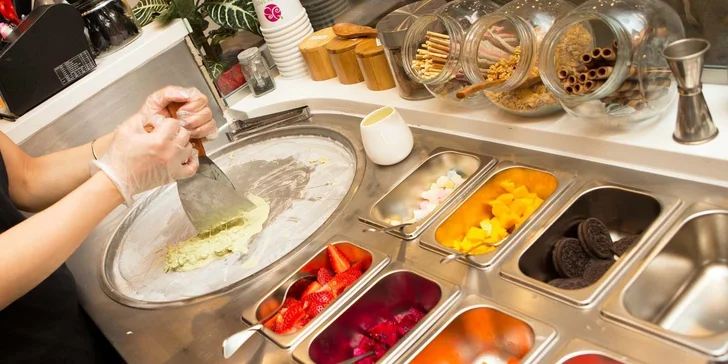 Něco šíleně dobrého – kelímek smažené zmrzliny nebo ovocné smoothies
