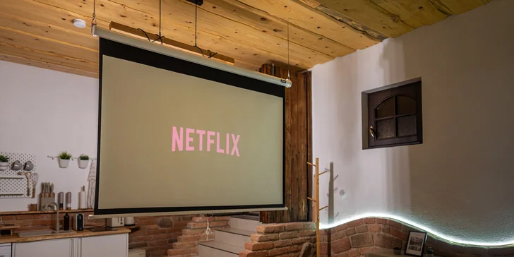 Ak uprednostňujete pasívny oddych vo vnútri, nadchne vás kino s projektorom.